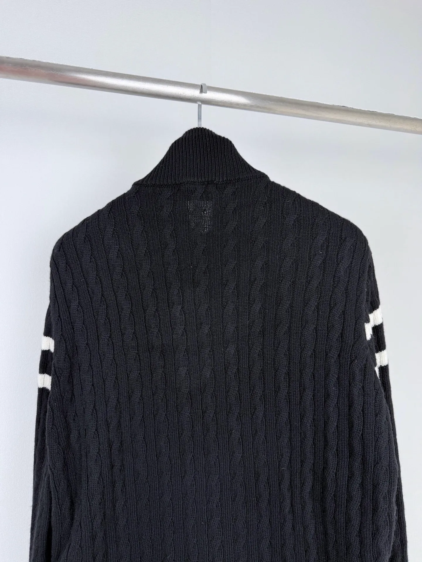 MONCLER/ ： 100% ， ， Wear-Resistant ， ， 。 ， ， ， 。 ： ， 100g， 。 ， 、 ， ， 。 ， ， 、 。 ： ， ， 。 ： ， Dark Gray ， ， 。 ： Size: 1 2 3 4